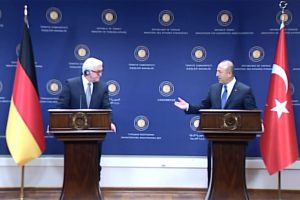 &Ccedil;avuşoğlu'ndan Alman Bakanın yanında eleştiri