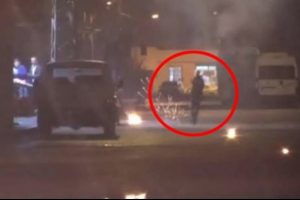 Polise molotof atarken b&ouml;yle vuruldu