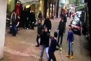 Sokak ortasında birbirlerine b&ouml;yle girdiler