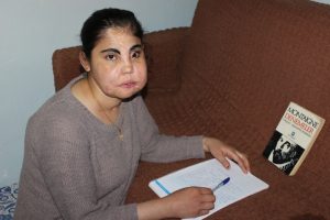 T&uuml;rkiye'de y&uuml;z nakli yapılan ilk kadın son yolcuğuna uğurlandı