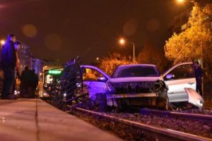 Otomobil, tramvay yoluna u&ccedil;tu: 2 yaralı