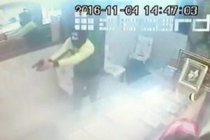 Esnaf, soygunculara &ccedil;eki&ccedil; ve sopayla karşı koydu