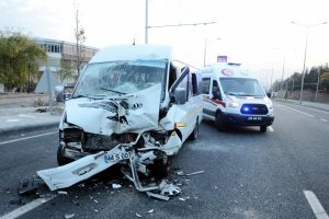 &Ouml;ğrenci servisi TIR'a &ccedil;arptı: 18 yaralı