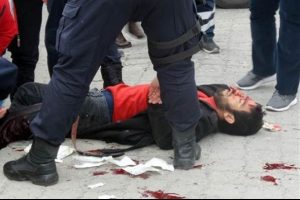 Adliye &ouml;n&uuml;nde mal paylaşımı kavgası: 3 yaralı