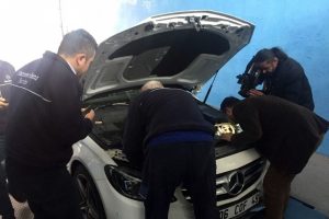 Sıkışan kedi &ccedil;ıkarılamayınca otomobil serviste s&ouml;k&uuml;ld&uuml;