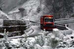 Beyaz &ouml;rt&uuml; Bolu Dağı esnafını mutlu etti