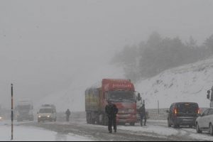 Sivas'ta kar esareti, onlarca ara&ccedil; yolda kaldı