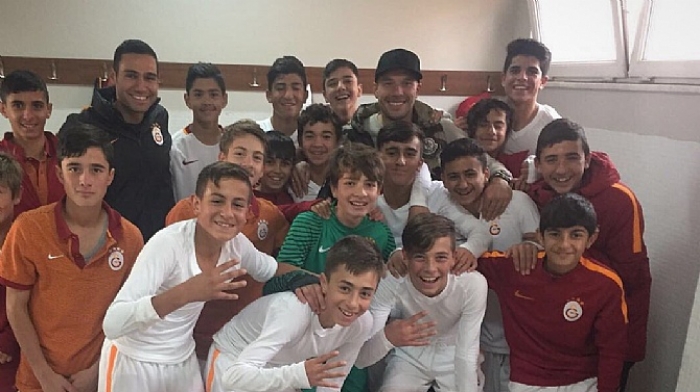 Podolski'den U14 takımına destek!