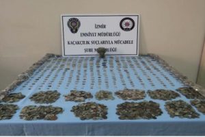 İzmir'de binlerce par&ccedil;a tarihi eser ele ge&ccedil;irildi