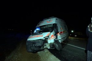 Kazadan d&ouml;nen ambulans, otomobille &ccedil;arpıştı: 3 &ouml;l&uuml; 7 yaralı