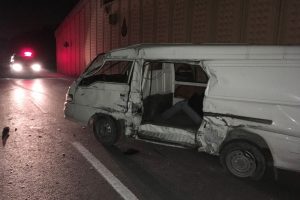 K&uuml;&ccedil;&uuml;k&ccedil;ekmece'de kamyonet alt ge&ccedil;ide &ccedil;arptı: 1 &ouml;l&uuml;, 3 yaralı