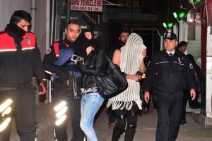 Bar ve gece kul&uuml;plerine operasyon
