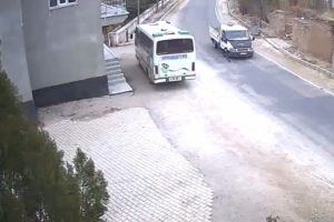 7 yaşındaki &ccedil;ocuk kamyonetin altında kaldı