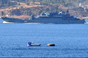 Rus savaş gemisi &Ccedil;anakkale Boğazı'ndan ge&ccedil;ti