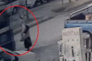 Binmeye &ccedil;alıştığı minib&uuml;s&uuml;n altında kaldı