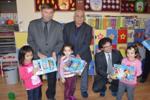 Bursa Marmarabirlik &ouml;ğrencilere zeytin dağıtıyor