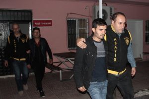 Ka&ccedil;ırdıkları şahsı dağda gasp ettiler