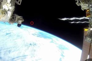 Arkadan hızlıca ge&ccedil;ti, NASA canlı yayını kesti!