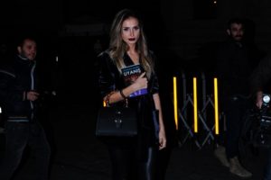 Emina Sandal T&uuml;rk&ccedil;e kitap okuyor!