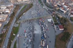Mahmutbey Gişelerdeki trafik &ccedil;ilesi havadan g&ouml;r&uuml;nt&uuml;lendi