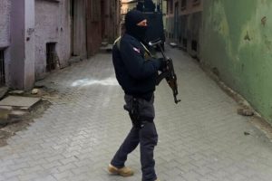 Van'da 1 ter&ouml;rist &ouml;ld&uuml;r&uuml;ld&uuml;, 3 polis yaralandı