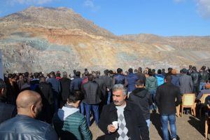 Siirt'te ailelerin bekleyişi s&uuml;r&uuml;yor
