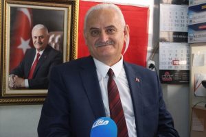 Başbakan'a ikizi kadar benziyor, g&ouml;ren bir daha bakıyor