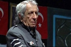 &Uuml;nl&uuml; tiyatrocu Nejat Uygur mezarı başında anıldı