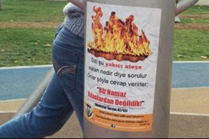 Çocuk parkına 'namaz kılmazsanız yanarsınız' afişi