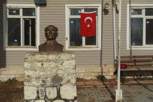 T&uuml;rk bayrağı ve Atat&uuml;rk b&uuml;st&uuml;ne &ccedil;irkin saldırı