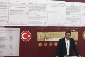 Aykut Erdoğdu belgeleri Meclis duvarına astı