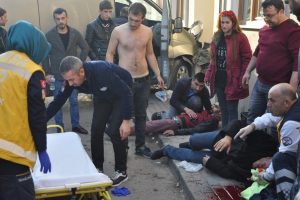 Bursa'da iki kişinin ağır yaralandığı minib&uuml;slerin &ccedil;arpışma anı kamerada