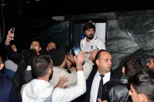 Adana'da Beşiktaşlılar kaleci Tolga Zengin'i kızdırdı