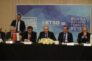 Bakan &Ouml;zl&uuml; Bursa'da işadamlarıyla bir araya geldi