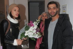 Kavgalı sevgilileri &ccedil;i&ccedil;ek barıştırdı