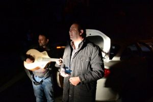 &Ccedil;evirmeye takıldı, polise serenat yaptı