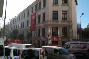 Yabancılar kapıyı kırarak ka&ccedil;tılar!