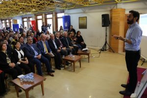 &Ouml;zg&uuml;r Bolat Bursa'da okurlarıyla buluştu
