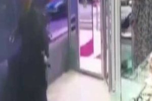 1 kilo altın ve 500 lirayı alarak ka&ccedil;tılar