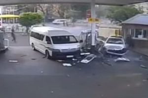 Kontrolden &ccedil;ıkan otomobil benzin istasyonuna daldı