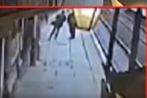 Tren bekleyen adamı raylara itti