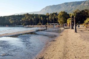 Akyaka Sahili'nde deniz suyu 25 metre &ccedil;ekildi