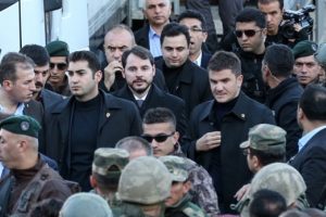 Berat Albayrak acılı aileler ile g&ouml;r&uuml;şt&uuml;