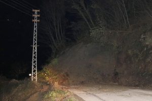 Kastamonu'da heyelan 13 k&ouml;y&uuml; ulaşıma kapattı
