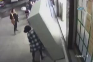 K&uuml;&ccedil;&uuml;k &ccedil;ocuk dolabın altında can verdi