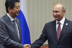 Abe &ouml;nce Trump'la sonra Putin'le g&ouml;r&uuml;şt&uuml;