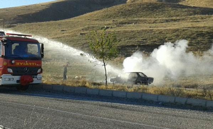 Diyarbakır'da seyir halindeki otomobil yandı