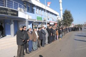 Bakan Avcı'yı belediye &ouml;n&uuml;nde b&ouml;yle beklediler