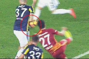 Skrtel'e &ccedil;arpan topta Galatasaraylılar penaltı bekledi