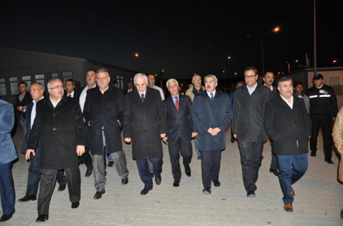 Ak Parti heyetinden Nizip'teki Suriyelilere ziyaret